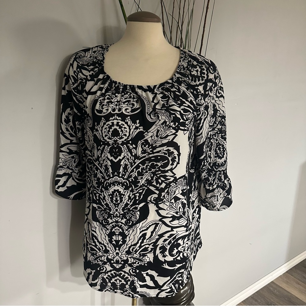 Black and white 3/4 sleeve top.